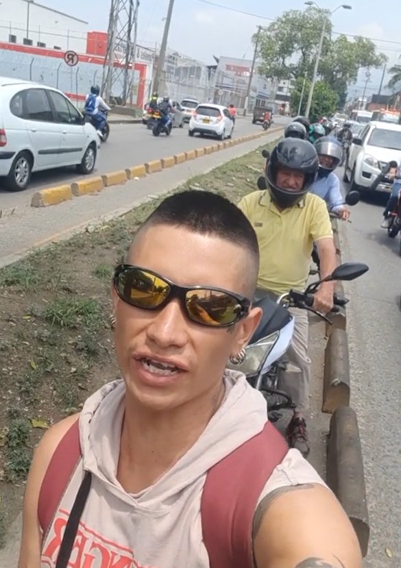 "Ando bien ofendido": hombre le cerró el paso a motos que transitaban por la ciclorruta 1 "Ando bien ofendido": hombre le cerró el paso a motos que transitaban por la ciclorruta Un joven se hizo viral en redes sociales, pues se negó a dejar pasar a varias motos que se movilizaban por la ciclorruta en la ciudad de Cali.