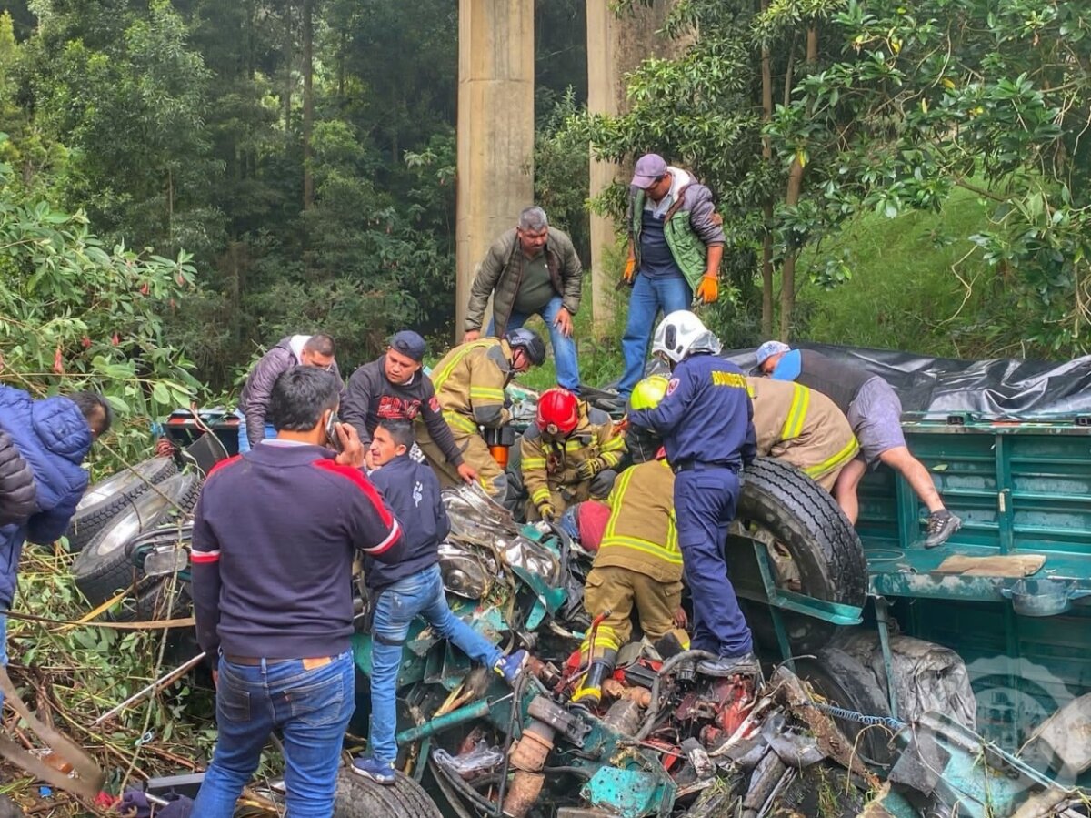 Impactante momento en el que tractomula cae del Puente de Boyacá Este es el impactante momento en el que una tractomula cae desde el conocido Puente de Boyacá.