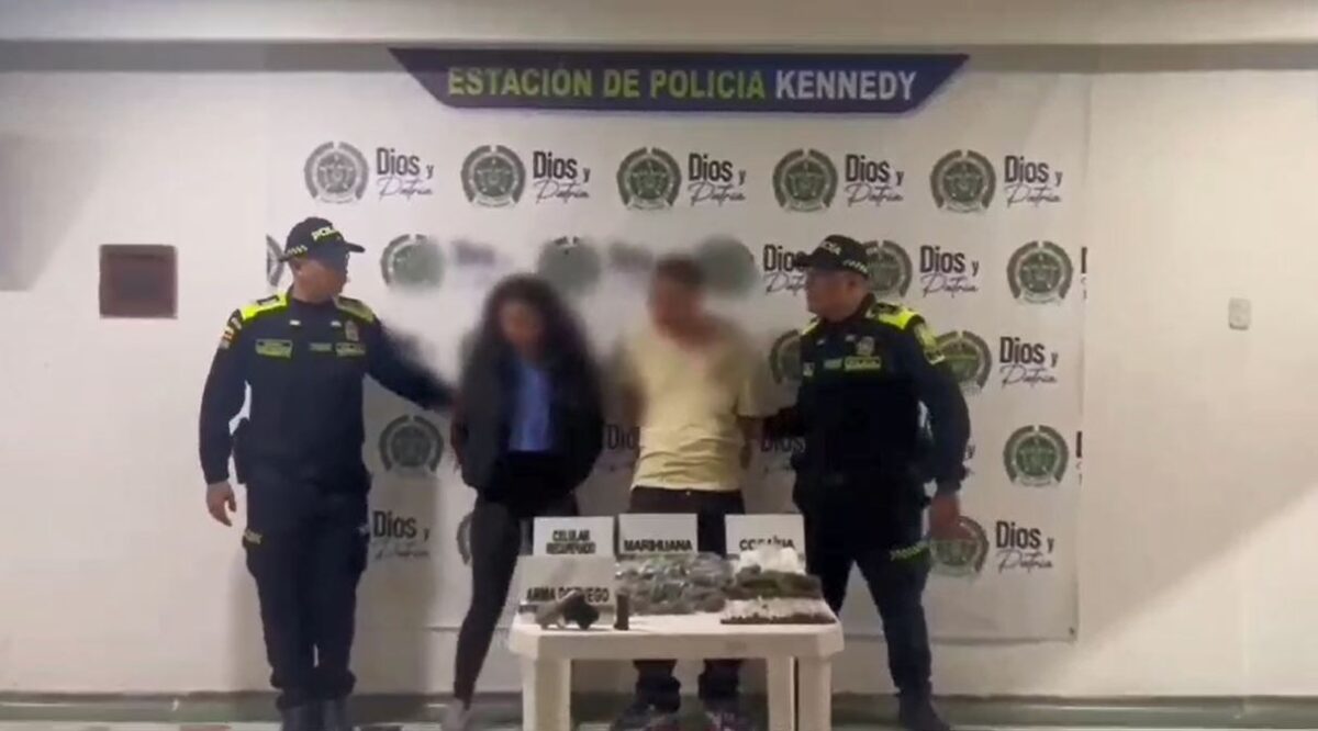 Cae pareja que sembraba temor en Kennedy para vender vicio 8 Cae pareja que sembraba temor en Kennedy para vender vicio En el barrio Boíta, ubicado en la localidad de Kennedy, la Policía logró la captura de una pareja que atemorizaba a los habitantes con arma de fuego para vender estupefacientes.