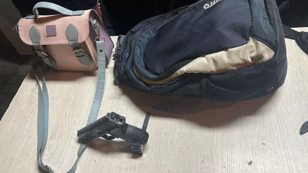 Capturan a tres menores que estaban atracando un bus del Sitp Tres menores de edad y dos hombres, fueron capturados luego de atracar a los pasajeros que se movilizaban en un bus del Sitp, por la localidad de Teusaquillo.