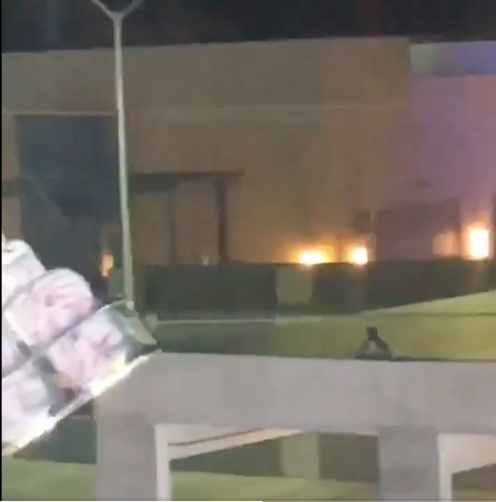 EN VIDEO: Sorprende a pareja haciendo el ‘delicioso’ en un parqueadero La escena fue grabada por un grupo de personas que se encontraba a bordo de una atracción mecánica en un parque de diversiones.