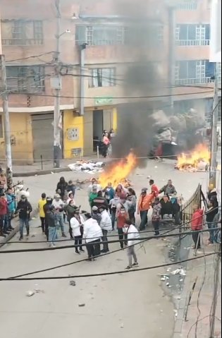 A esta hora caos en el María Paz: recicladores protestan quemando basura 1 A esta hora caos en el María Paz: recicladores protestan quemando basura A raíz del operativo que se está realizando a esta hora para recuperar el espacio público en el barrio María Paz, los recicladores armaron la grande y se encuentran quemando basura.