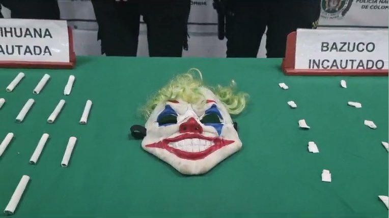 Cayó alias 'La Payasa', señalada de vender estupefacientes a menores en Ciudad Bolívar La Policía Nacional informó que en el barrio Bella Flor, de la localidad de Ciudad Bolívar, se realizó la captura de una mujer identificada como alias 'La Payasa', quien es señalada de vender estupefacientes a menores de edad a la salida de los colegios y parques. La capturada ponía en riesgo la vida de los estudiantes al venderles dosis de bazuco, cocaína y marihuana.