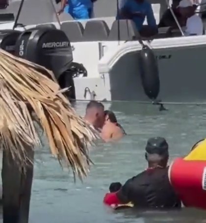 Sorprenden a pareja en pleno acto íntimo frente a turistas en una playa 1 Sorprenden a pareja en pleno acto íntimo frente a turistas en una playa En un vídeo que está circulando en redes sociales, una pareja fue grabada mientras tenían un momento íntimo frente a turistas en la playa Cholón en Cartagena.