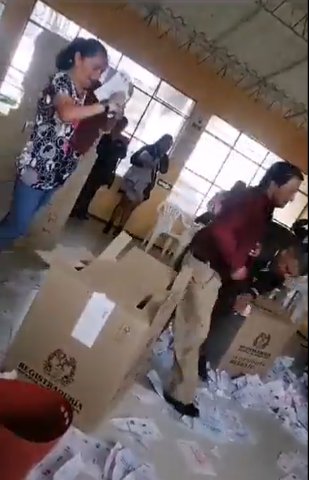 EN VIDEO: Vandalizan puesto de votación en Putumayo En video quedó registrado como un grupo de personas destruyó un puesto de votación en el municipio de Santiago, Putumayo.