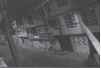 A plomo sacaron a pillos que pretendían robar una casa en Bosa 1 A plomo sacaron a pillos que pretendían robar una casa en Bosa Ladrones fueron sorprendidos a bala cuando pretendían robar en una vivienda de Bosa.