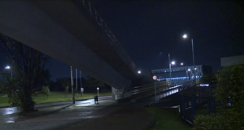 Violento atraco: 8 delincuentes golpearon a joven para robarle su bici 1 Violento atraco: 8 delincuentes golpearon a joven para robarle su bici 8 delincuentes agredieron a un joven por robarle la bicicleta en el puente de la Calle 26 con Avenida Ciudad de Cali.