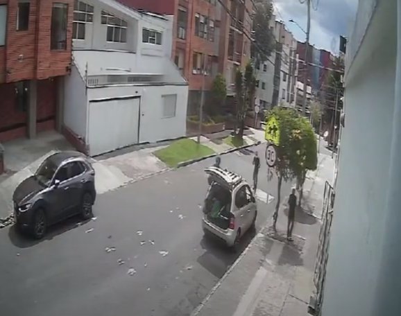 EN VIDEO: Así atracaron a un hombre en Usaquén 1 EN VIDEO: Así atracaron a un hombre en Usaquén En video quedó registrado el momento en el que delincuentes atracan a un hombre a plena luz del día en Usaquén.