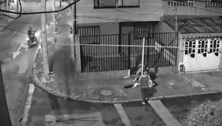 Motoladrones golpearon en el piso a 2 mujeres para robarlas en Rafael Uribe 2 Motoladrones golpearon en el piso a 2 mujeres para robarlas en Rafael Uribe