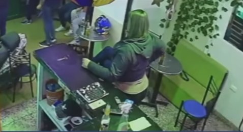 EN VIDEO: Mujer drogó y robó a un hombre en Kennedy 1 EN VIDEO: Mujer drogó y robó a un hombre en Kennedy Un hombre que se encontraba compartiendo en un bar en el barrio Carvajal, en la localidad de Kennedy, fue drogado mientras se retiró de su mesa y dejó la cerveza a la deriva.