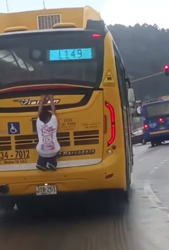 EN VIDEO: Un niño arriesga su vida tras ir colgado de un bus 1 EN VIDEO: Un niño arriesga su vida tras ir colgado de un bus Captan el momento en el que un niño aparece colgado de un bus en Bogotá.