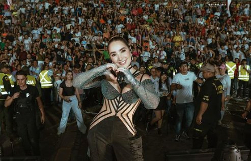 ¿Mala madrastra? Paola Jara no hablaría con los hijos de Jessi Uribe Existen rumores de que los hijos de Jessi no han recibido de manera favorable a Paola debido a la ruptura de su matrimonio con Sandra Barrios, la madre de los menores.