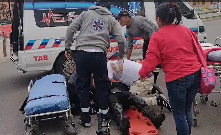 Fuerte agarrón entre tripulantes de ambulancias por un paciente 1 Fuerte agarrón entre tripulantes de ambulancias por un paciente Tripulantes de ambulancias se pelearon por un paciente.