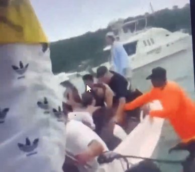 EN VIDEO: Turistas protagonizaron tremenda pelea al interior de un yate en Cholón 1 EN VIDEO: Turistas protagonizaron tremenda pelea al interior de un yate en Cholón En un video quedó registrada la violenta pelea que se presentó al interior de un yate que se movilizaba por Cholón, en la isla de Barú (Cartagena).