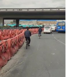 EN VIDEO: Indignante robo a un conductor en la Calle 13 En un video quedó registrado el momento en el que sujetos que se movilizan en bicicleta atracan a un conductor en la Av. carrera 68 con calle 13.