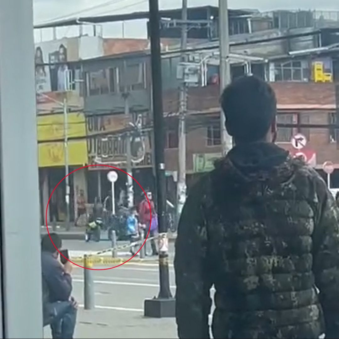 Con gran hazaña un hombre bajó su moto de la grúa Un hombre se vuelve viral por bajar a gran velocidad su moto de una grúa. El hecho se presentó en Mosquera (Cundinamarca).