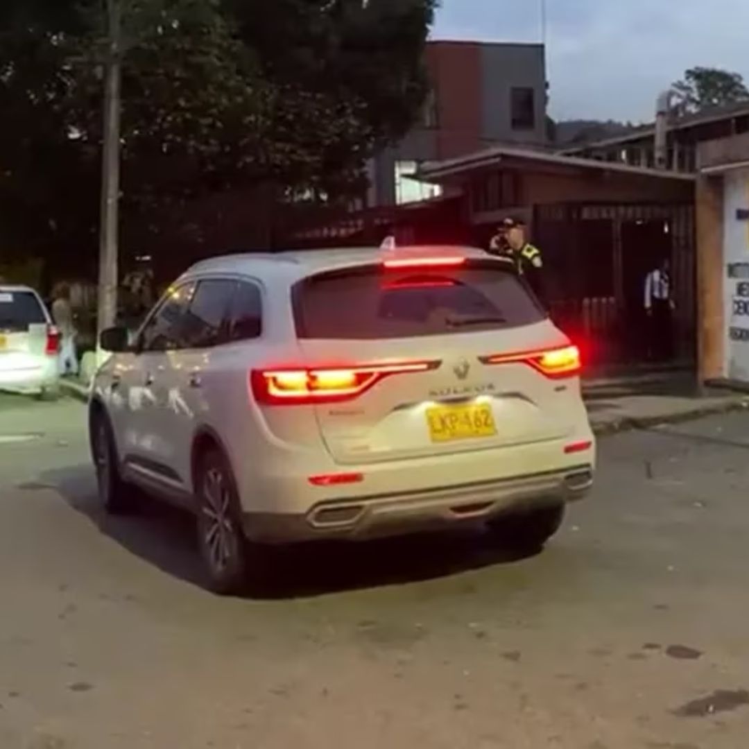 Escabroso: hombre llevó un cadáver en el maletero de su carro hasta Medicina Legal 1 Escabroso: hombre llevó un cadáver en el maletero de su carro hasta Medicina Legal Sujetos interceptaron al conductor de un carro y lo intimidaron para que transportara el cadáver de un hombre hasta Medicina Legal. Les contamos la aterradora historia.