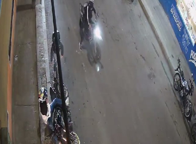 EN VIDEO: Violento intento de robo a motociclistas en Ciudad Bolívar 1 EN VIDEO: Violento intento de robo a motociclistas en Ciudad Bolívar En video quedó registrado el indignante momento en el que delincuentes intentan robarle la moto a una pareja en el sector de Los Robles, en Ciudad Bolívar.