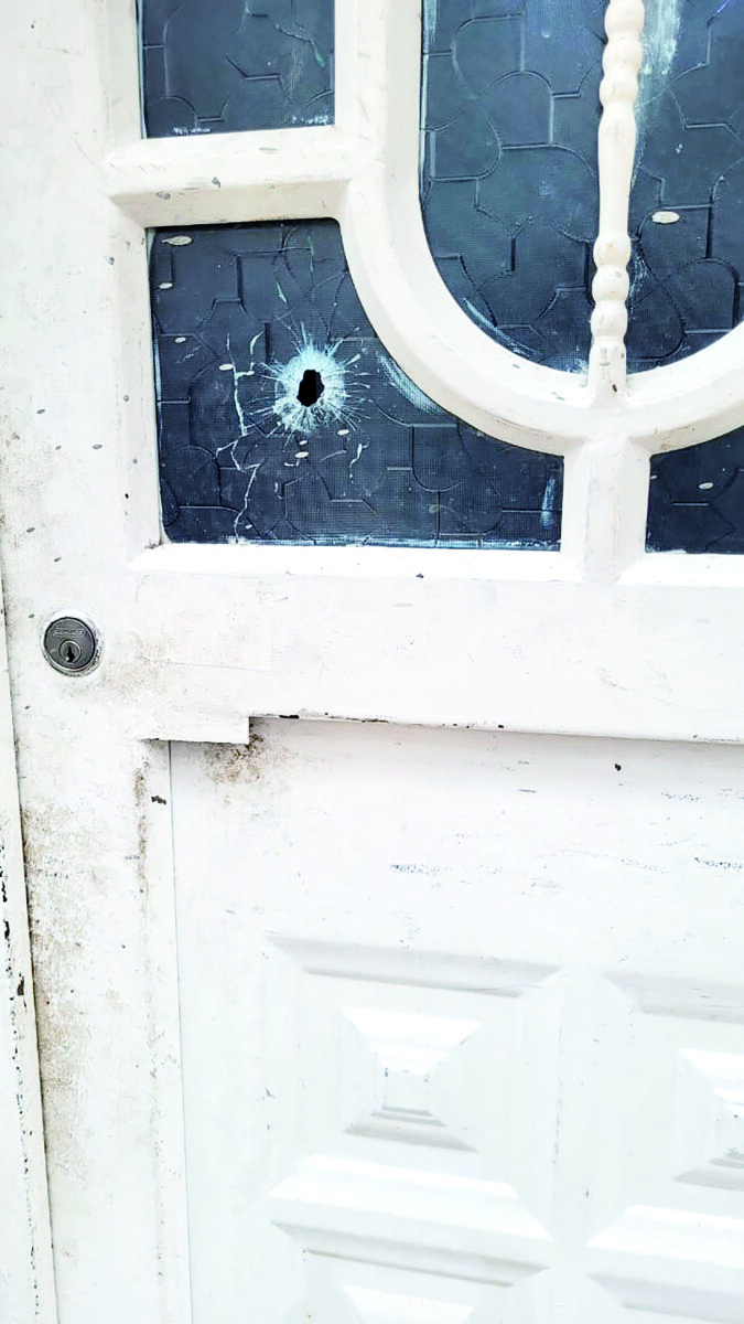 Vil crimen de Dayana en la puerta de su casa Dayana recibió dos disparos en la puerta de la casa donde residía en el municipio de Soacha. Aunque la mujer fue trasladada a un hospital local, lamentablemente falleció debido a la gravedad de sus heridas.