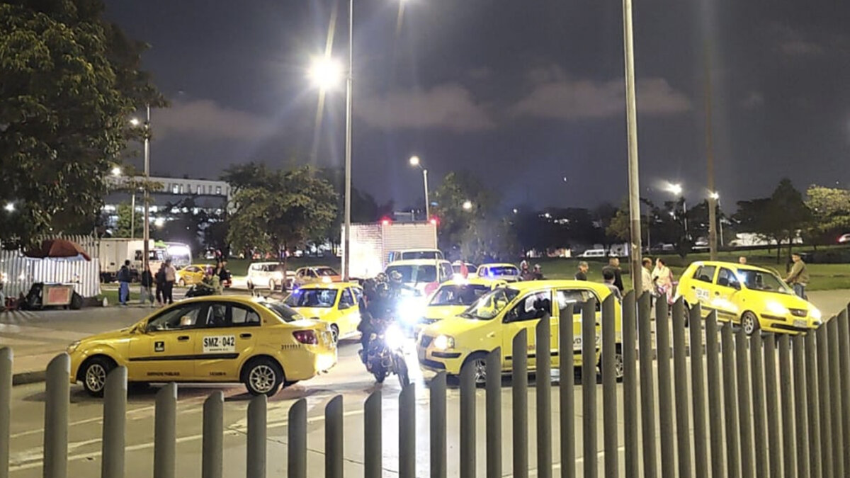 ¡Atención! A esta hora taxistas se encuentran bloqueando la calle 26 5 ¡Atención! A esta hora taxistas se encuentran bloqueando la calle 26 Transmilenio informó que la operación en el portal El Dorado y las estaciones Modelia, Normandía y Av. Rojas, fue suspendida.