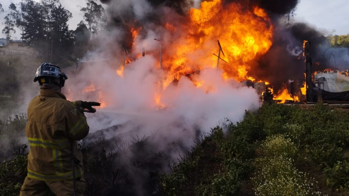 ¡Atención! Se cierra la vía al Llano por incendio estructural Hace pocos minutos Coviandina informó el cierre preventivo en el corredor vial Bogotá- Villavicencio, por un incendio estructural que se está presentando en la zona.