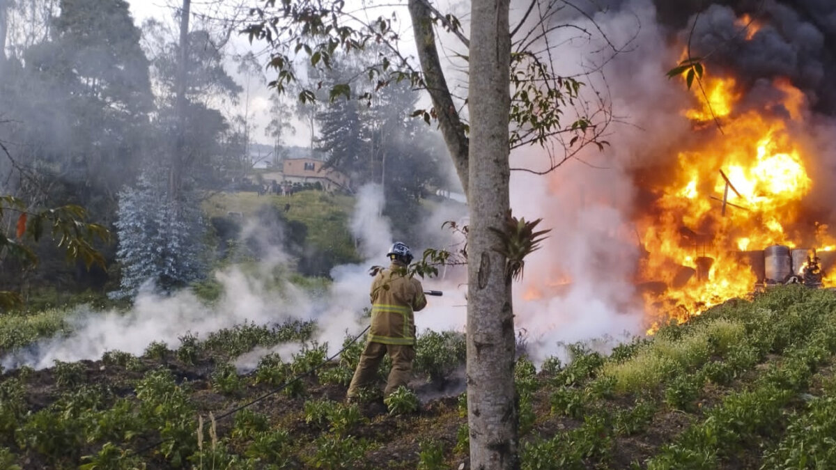 ¡Atención! Se cierra la vía al Llano por incendio estructural 1 ¡Atención! Se cierra la vía al Llano por incendio estructural Hace pocos minutos Coviandina informó el cierre preventivo en el corredor vial Bogotá- Villavicencio, por un incendio estructural que se está presentando en la zona.