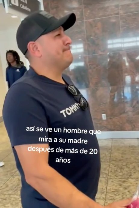 ¡Conmovedor! Madre e hijo se reencuentran tras 20 años sin verse 1 ¡Conmovedor! Madre e hijo se reencuentran tras 20 años sin verse Un video viral en TikTok nos lleva a presenciar el emotivo abrazo entre una madre y su hijo, separados por dos décadas. La música, las lágrimas y la historia de este reencuentro conmueven a miles en todo el mundo.