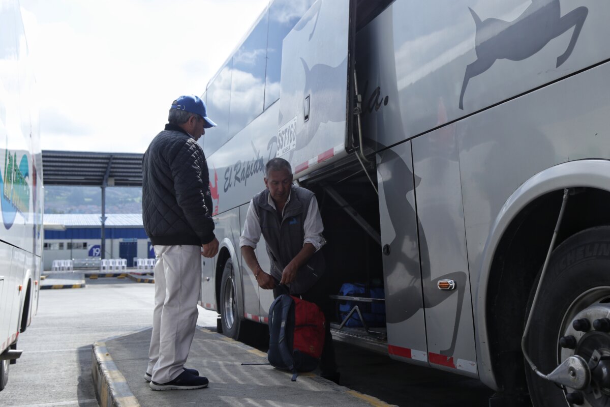 ¡De no creer! Niño de 10 años viajó hasta Bogotá escondido en el maletero de un bus 1 ¡De no creer! Niño de 10 años viajó hasta Bogotá escondido en el maletero de un bus Un niño de 10 años viajó desde El Banco Magdalena, hasta Bogotá escondido en el maletero de un bus. Durante las 24 horas que duró el viaje, el pequeño no hizo ningún ruido ni consumió ningún alimento.