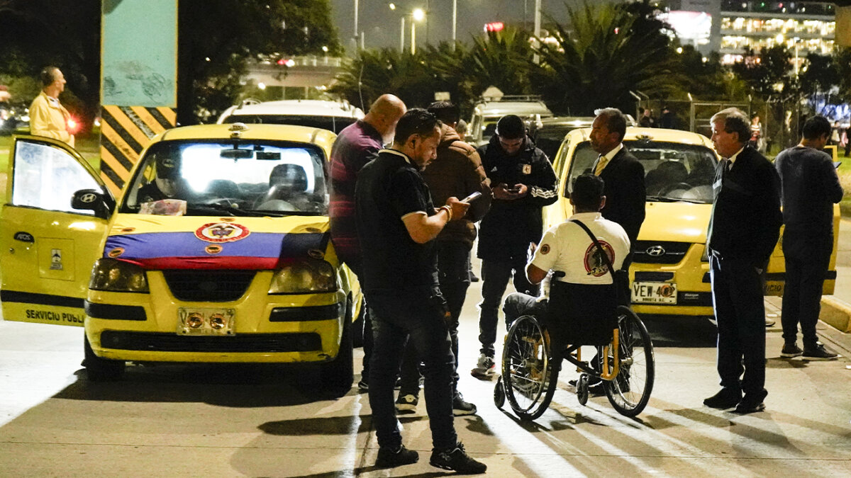 ¡El paro sigue! No hubo acuerdo entre taxistas y la Alcaldía de Bogotá Tras 2 horas de reunión entre la Secretaría de Movilidad y el gremio de taxistas, los conductores anunciaron que no se levantará el paro y que podría prolongarse indefinidamente.
