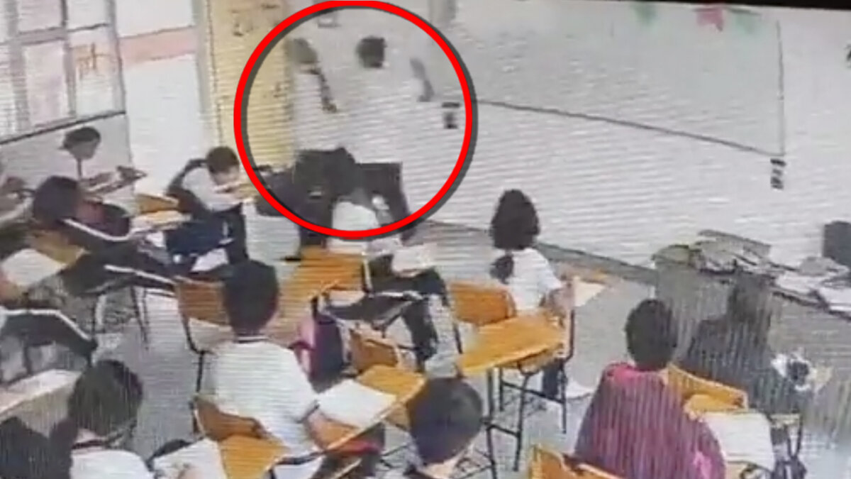 ¡Indignante! Estudiante apuñaló por la espalda a su maestra en plena clase En las redes sociales ha comenzado a viralizarse un video en el que se ve el momento exacto en el que un estudiante apuñaló por la espalda a su maestra, mientas se encontraba dando clase, los demás alumnos que estaban en el salón, no podían creer lo que sucedió.