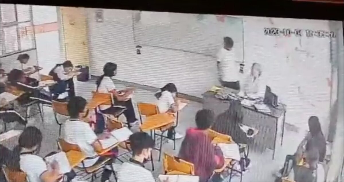 ¡Indignante! Estudiante apuñaló por la espalda a su maestra en plena clase 1 ¡Indignante! Estudiante apuñaló por la espalda a su maestra en plena clase En las redes sociales ha comenzado a viralizarse un video en el que se ve el momento exacto en el que un estudiante apuñaló por la espalda a su maestra, mientas se encontraba dando clase, los demás alumnos que estaban en el salón, no podían creer lo que sucedió.