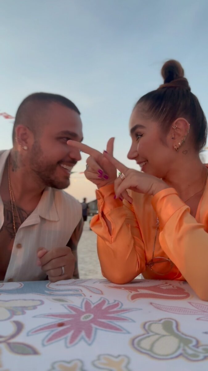 ¿Les llegó el karma? Jessi Uribe y Paola Jara estarían viviendo crisis matrimonial La popular cantante de música popular Paola Jara ha expresado su frustración a través de las redes sociales al arremeter contra su esposo, el también destacado cantante Jessi Uribe, por un hábito doméstico que ha generado controversia en las redes.