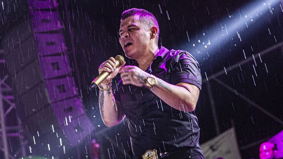 "Con fierros en la cabeza": Alzate relató momentos de pánico en medio de un robo 7 "Con fierros en la cabeza": Alzate relató momentos de pánico en medio de un robo El reconocido cantante de música popular, Alzate, y su equipo fueron víctimas de un asalto violento durante un viaje en vehículo. El artista compartió su frustración en las redes sociales, amenazando con tomar la ley en sus propias manos.