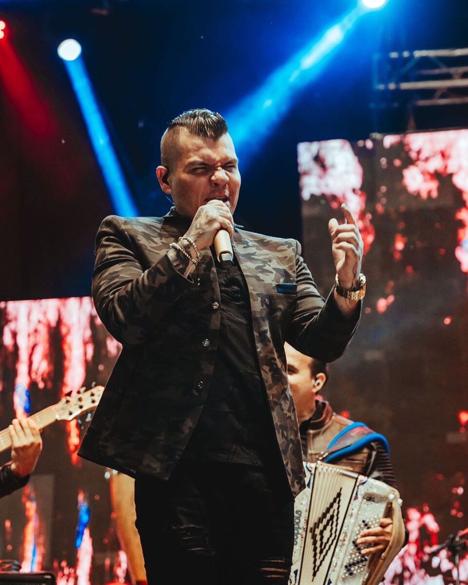 "Con fierros en la cabeza": Alzate relató momentos de pánico en medio de un robo El reconocido cantante de música popular, Alzate, y su equipo fueron víctimas de un asalto violento durante un viaje en vehículo. El artista compartió su frustración en las redes sociales, amenazando con tomar la ley en sus propias manos.