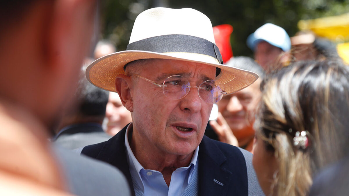 "El abuso de la JEP afecta mi reputación": Uribe tras rendir versión en Fiscalía 1 "El abuso de la JEP afecta mi reputación": Uribe tras rendir versión en Fiscalía Álvaro Uribe citó a una rueda de prensa en las instalaciones del Centro Democrático luego de acudir a la Fiscalía para rendir versión libre sobre la masacre de El Aro y el crimen del defensor de derechos humanos, Jesús María Valle Jaramillo, casos por los que resultó salpicado por Salvatore Mancuso. El expresidente insiste en que hay una persecución en su contra.