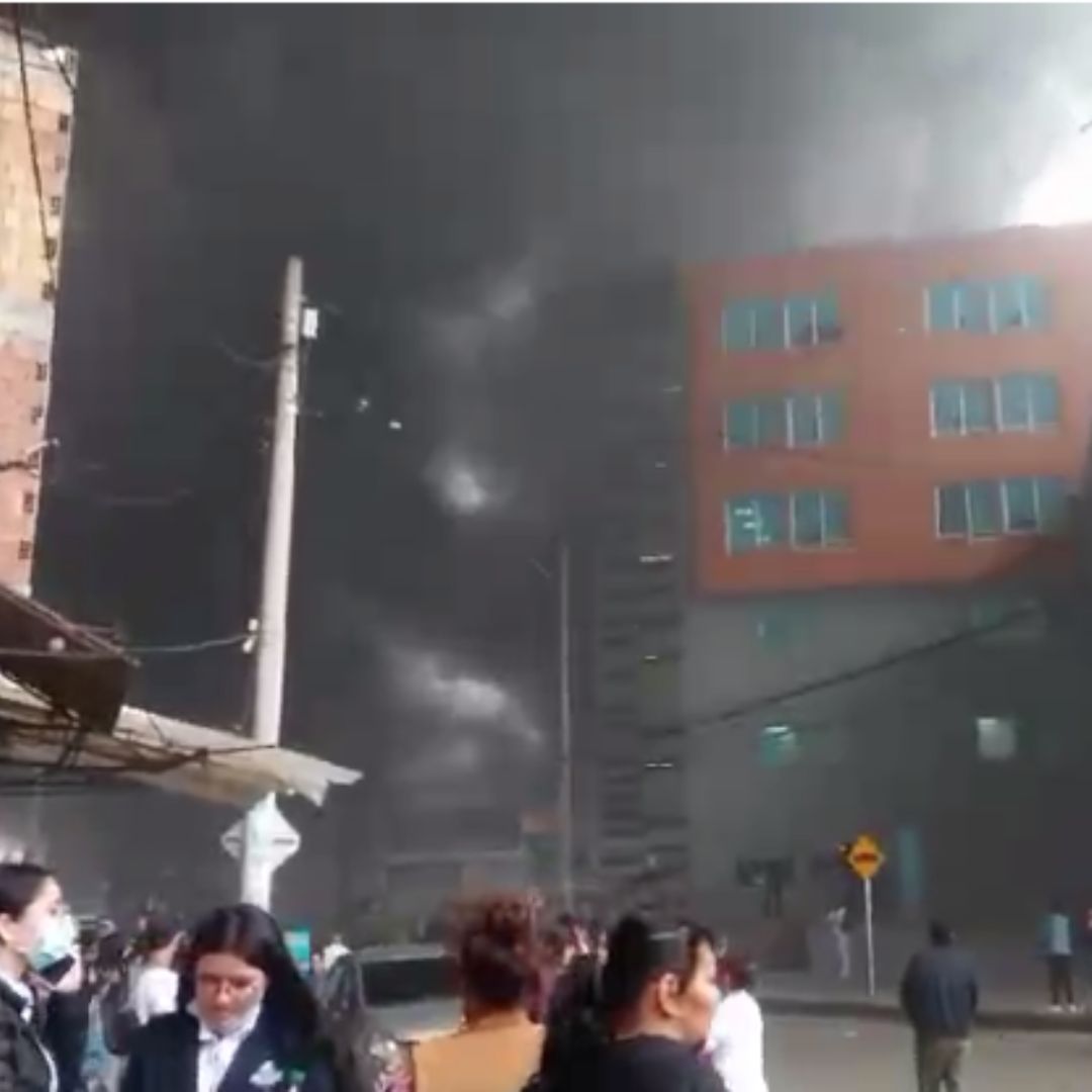 A esta hora se presenta fuerte incendio en inmediaciones del Hospital Meissen 1 A esta hora se presenta fuerte incendio en inmediaciones del Hospital Meissen Durante la tarde de este jueves se reportó un fuerte incendió en inmediaciones del Hospital Meissen, ubicado en la localidad de Ciudad Bolívar.