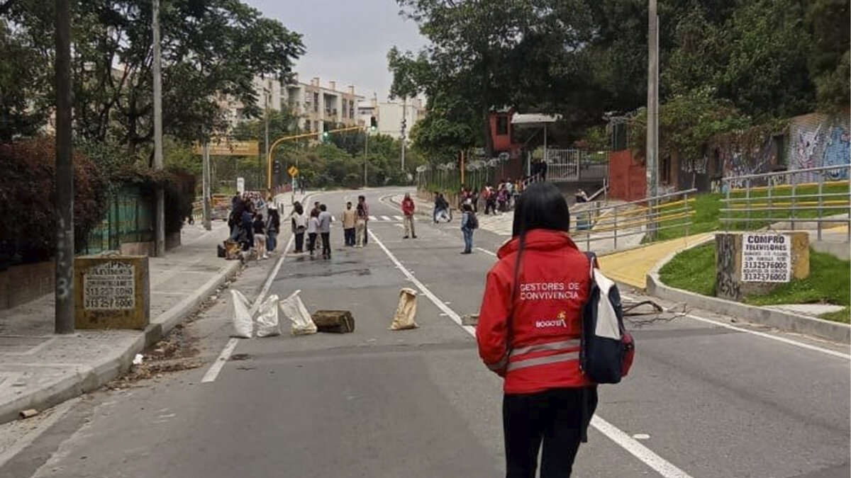 A esta hora se presentan manifestaciones en la Av. Circunvalar con calle 26 Manifestantes se encuentran bloqueando la movilidad en inmediaciones a la Universidad Distrital (sede Macarena). Les contamos qué rutas alternas puede tomar.
