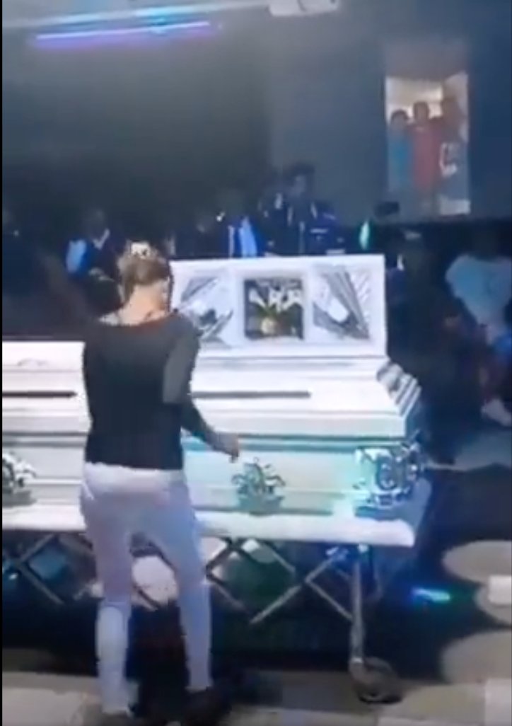 A hombre fiestero le dieron el último adiós en una discoteca: así fue el velorio 1 A hombre fiestero le dieron el último adiós en una discoteca: así fue el velorio Al ritmo de cumbia le dieron el último adiós a un hombre. Vea el video aquí.