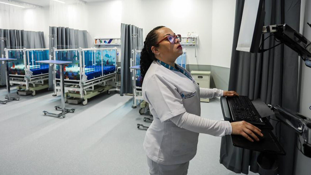 Así funciona la salud en Colombia hoy Para entender qué tanto nos podría beneficiar o perjudicar la propuesta de Reforma a la Salud, es importante conocer el funcionamiento