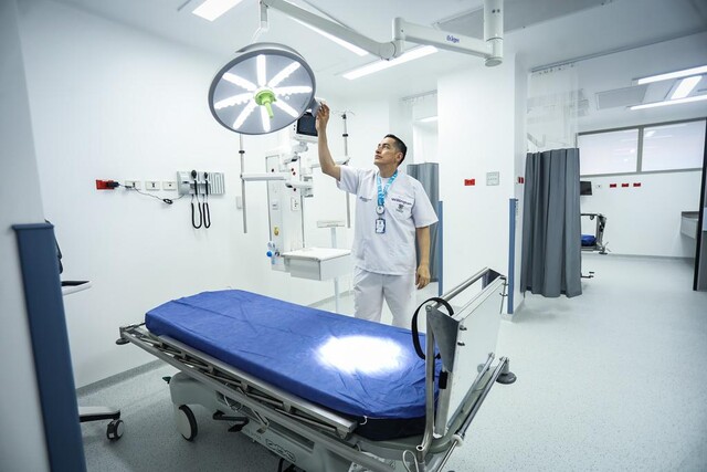 Así funciona la salud en Colombia hoy Para entender qué tanto nos podría beneficiar o perjudicar la propuesta de Reforma a la Salud, es importante conocer el funcionamiento