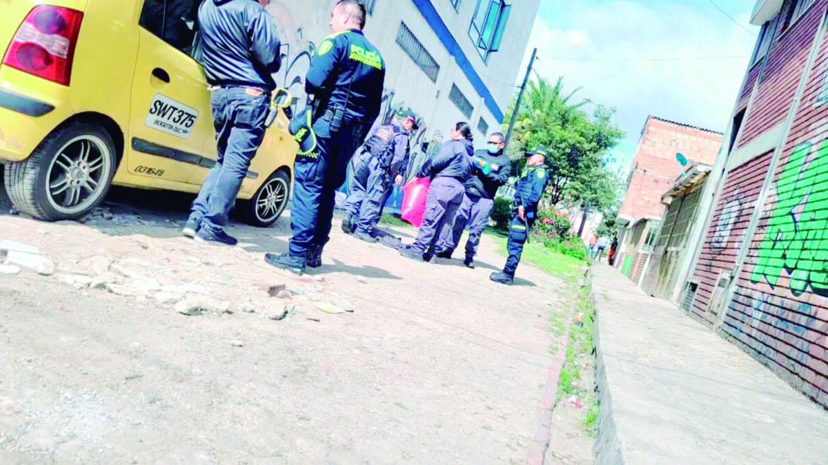 Acaban con Karen en callejón de Puente Aranda Lo que parecía una noche de calma para los habitantes del barrio El Tejar, en Puente Aranda, terminó en tragedia por cuenta de una escena tétrica que se vivió en uno de sus callejones.