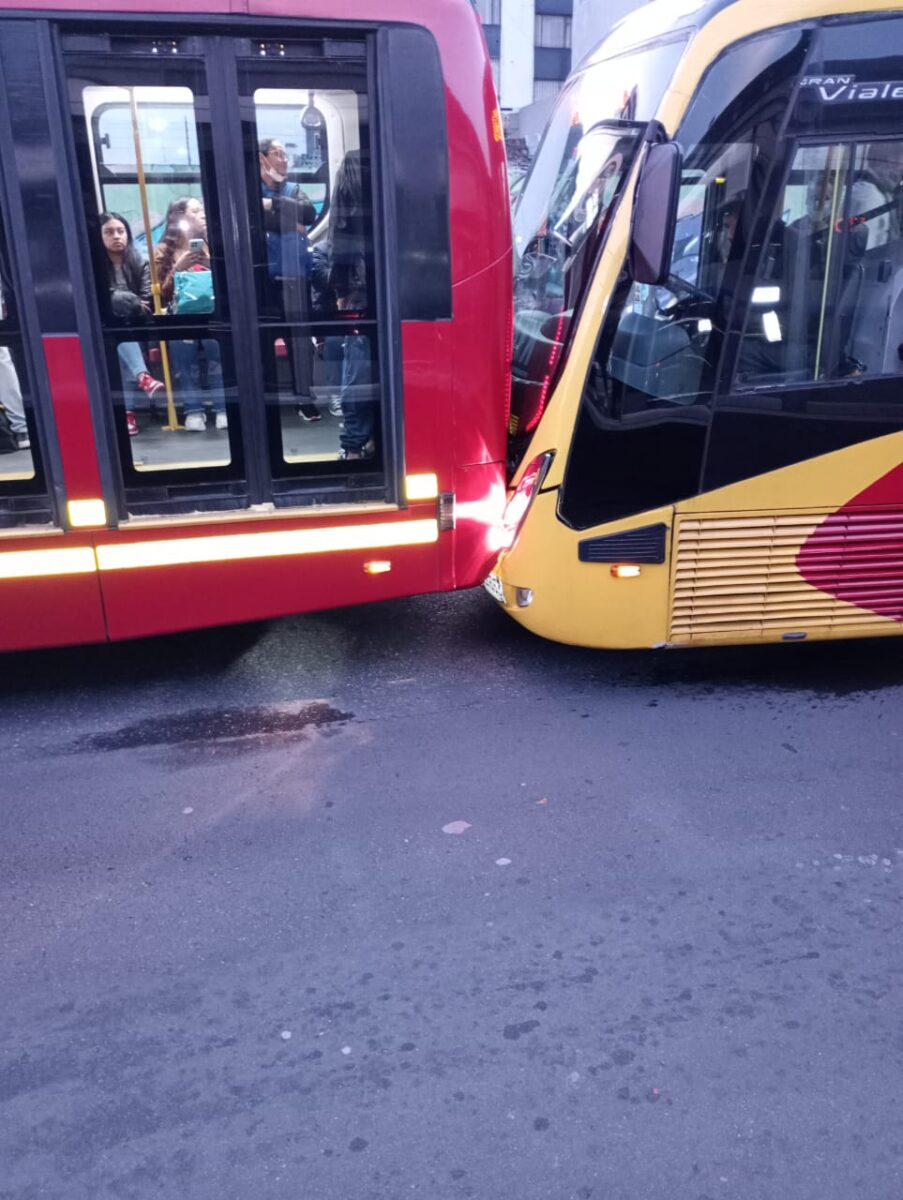 Accidente entre buses de TransMilenio genera caos en la movilidad 1 Accidente entre buses de TransMilenio genera caos en la movilidad El choque entre dos articulados de TransMilenio se presentó en la Av. Caracas sur.