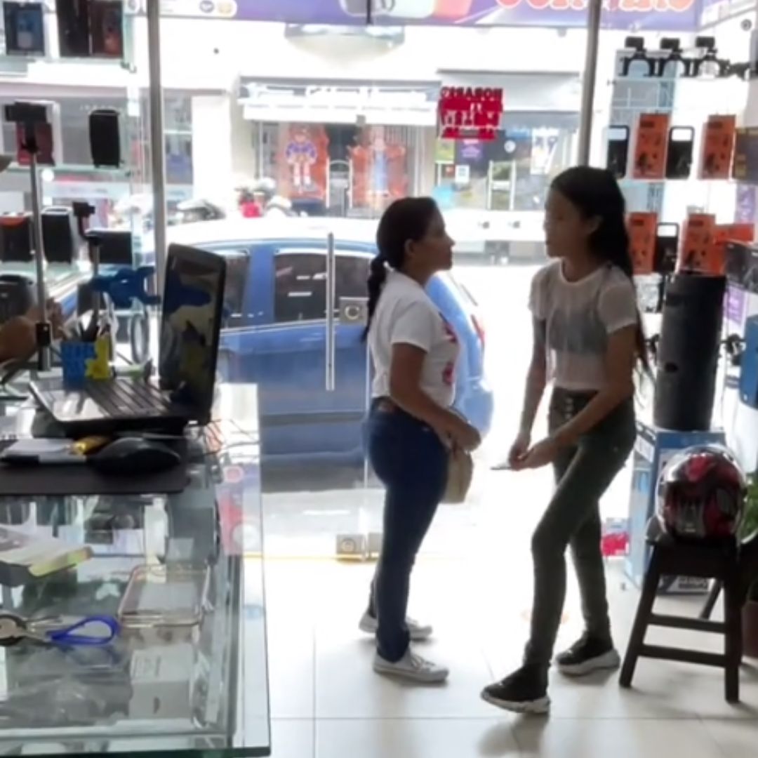 Adolescente le hizo pataleta a su mamá porque no le compró un celular caro Una jovencita protagonizó bochornosa escena en plena tienda de celulares y generó todo un debate en redes.