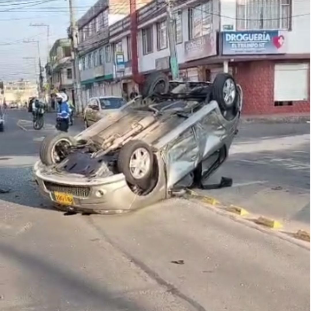 Aparatoso accidente deja un carro volcado en Puente Aranda 1 Aparatoso accidente deja un carro volcado en Puente Aranda La mañana de este jueves se presentó un grave accidente de tránsito entre dos vehículos en la calle 2 con cra 54, en el barrio Galán, de la localidad de Puente Aranda.