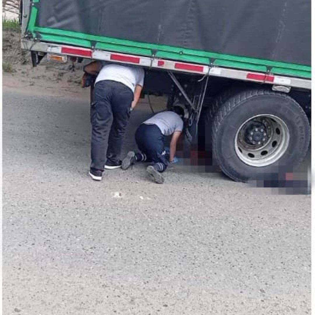 Aparatoso accidente deja un motociclista muerto en Fontibón 1 Aparatoso accidente deja un motociclista muerto en Fontibón Sobre las 10:30 de la mañana de este viernes, se registró un grave accidente de tránsito en la Av. Centenario (Calle 13) con carrera 134, sentido occidente-oriente, en la localidad de Fontibón, en el que se vio involucrado un motero y camión.