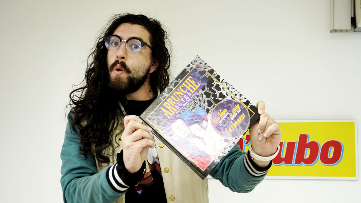 'Arrunchesutra': el divertido libro de Samuel Vela que le saca provecho a los abrazos El influencer Samuel Vela ha sido reconocido en redes sociales por su carisma y alegría. Además de ser comediante y físico, es un creador de contenido amante de la literatura que ha decidido incursionar en la escritura y lanzarse con su nuevo libro 'Arrunchesutra' Un libro para quedarse a vivir entre sus (a)brazos.