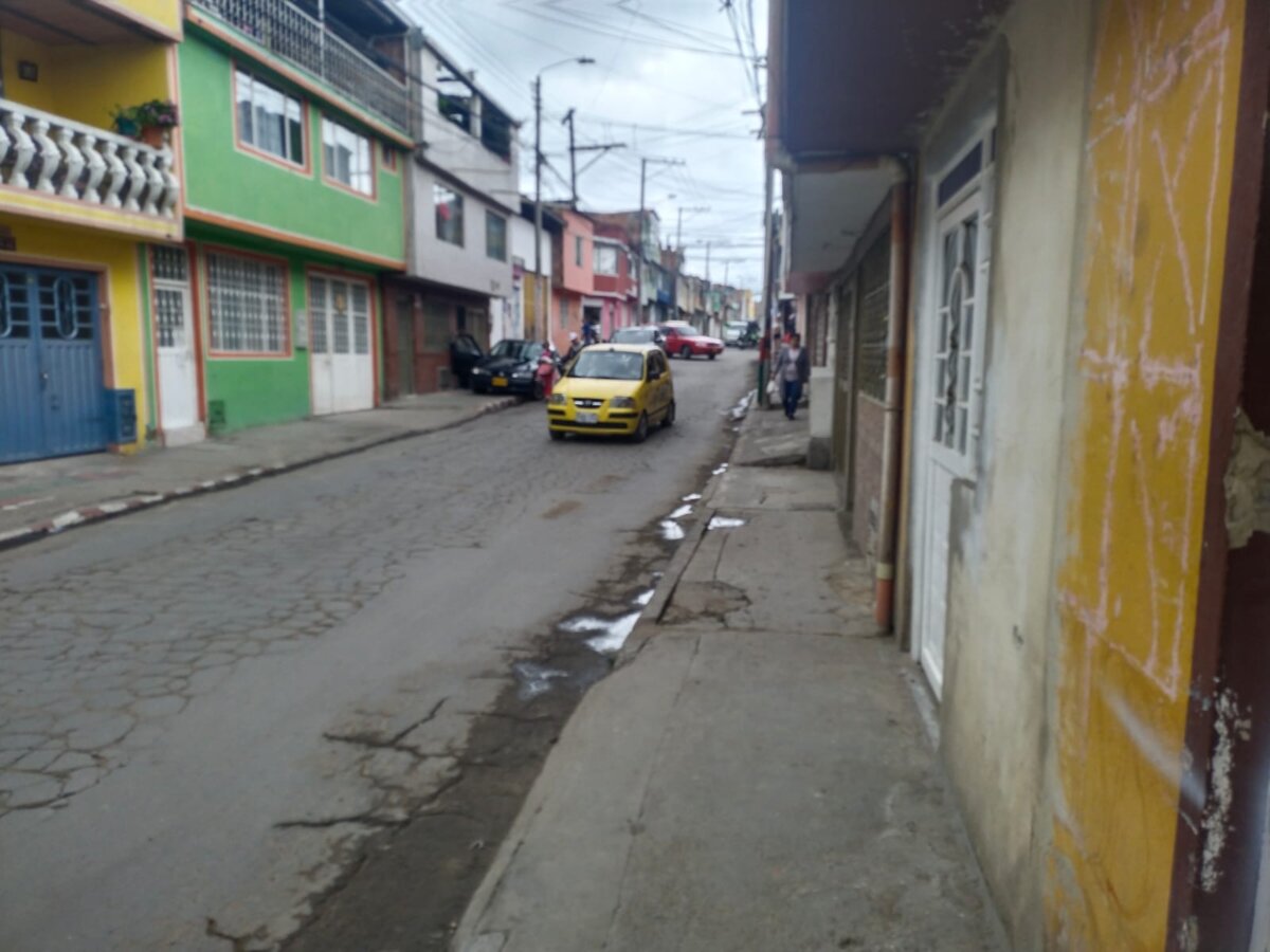 EN VIDEO: Sicario en bicicleta asesinó a hombre en Soacha 2 EN VIDEO: Sicario en bicicleta asesinó a hombre en Soacha Q'HUBO obtuvo el video del momento exacto en donde un sicario que se transportaba en bicicleta, atacó brutalmente a un hombre en Soacha.