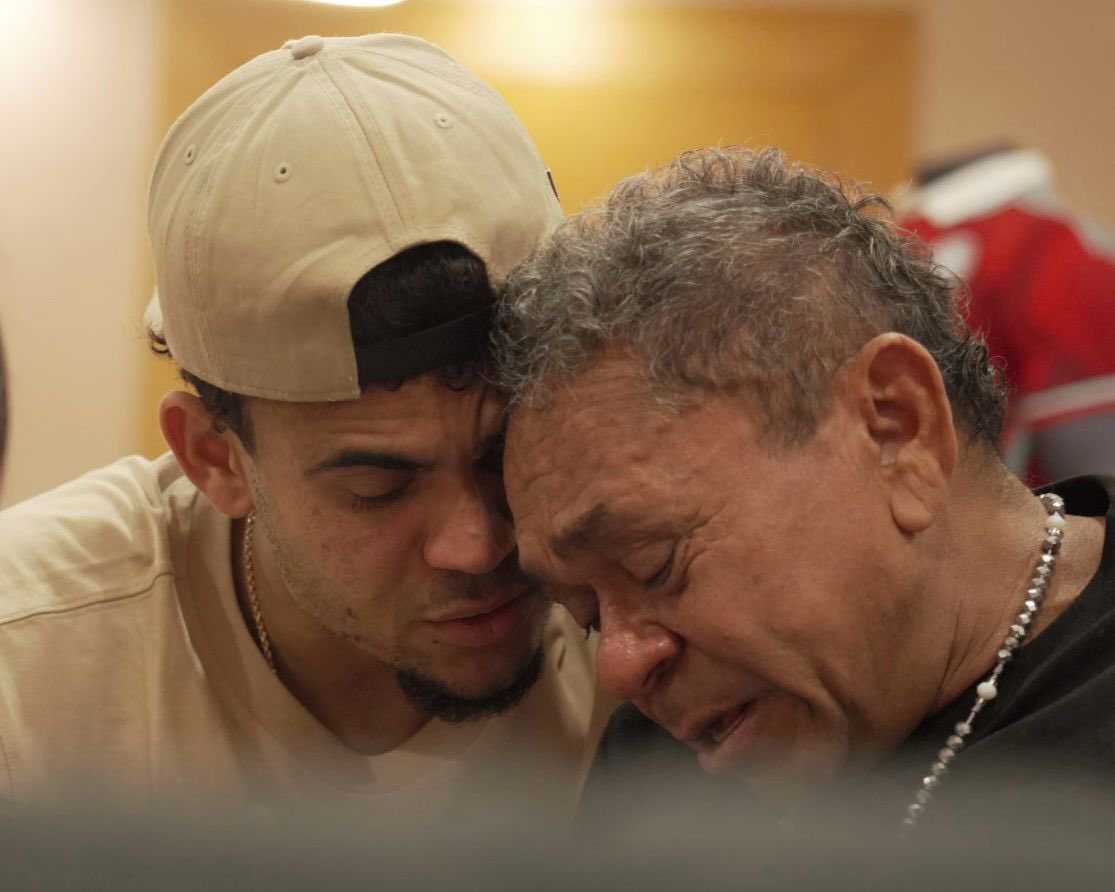 Así fue el conmovedor reencuentro entre Luis Díaz y su padre 1 Así fue el conmovedor reencuentro entre Luis Díaz y su padre El futbolista Luis Díaz aterrizó en Barranquilla para unirse a la Selección Colombia, no sin antes abrazar a su padre y tener un emotivo reencuentro con su familia.