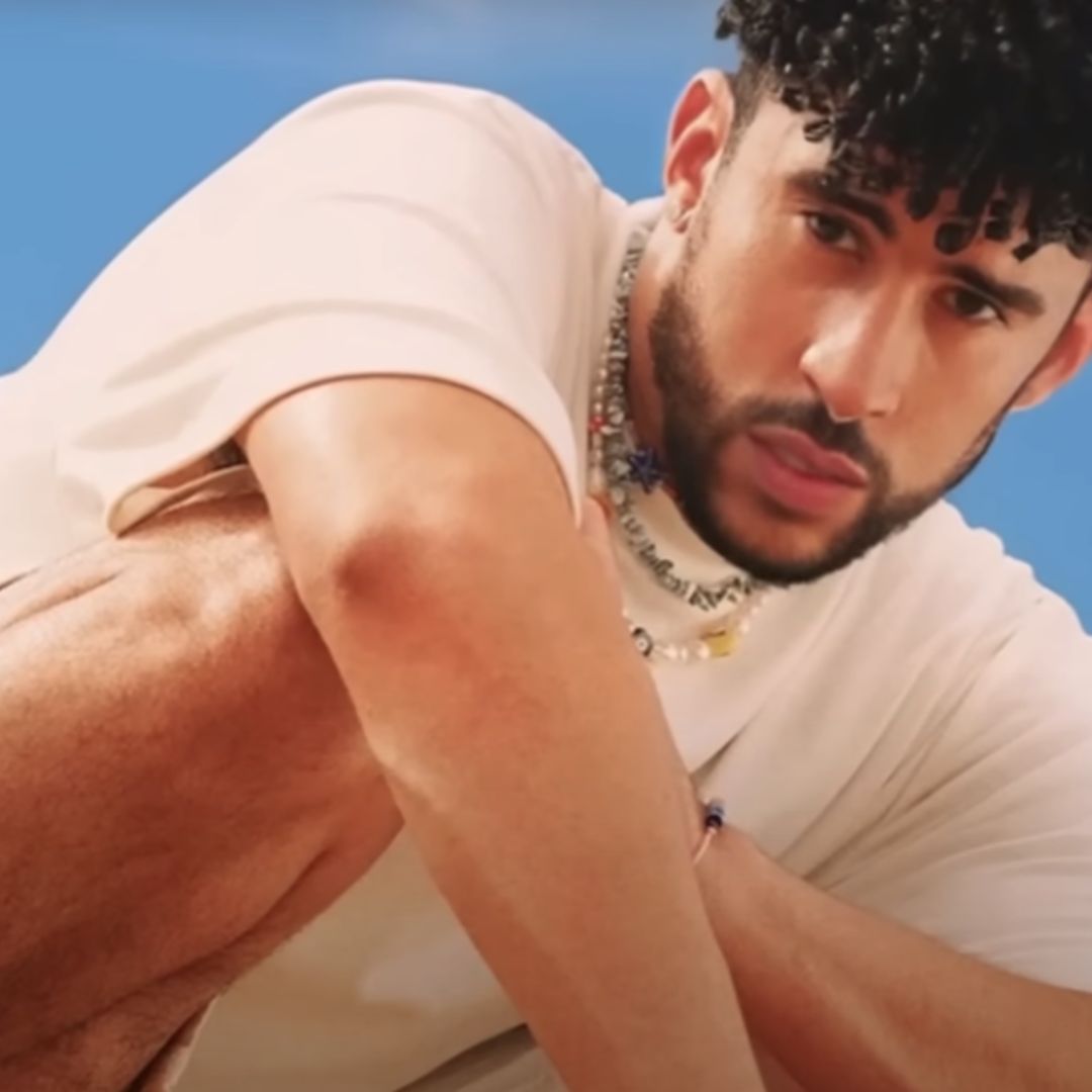 Bad Bunny enfurece con sus fans tras conocerse la nueva canción que le crearon con IA En redes sociales se ha viralizado una nueva canción que imita a la perfección la voz de Bad Bunny, la reacción y aprobación de los fans causó enojo en el cantante puertorriqueño, quien le lanzó una dura advertencia a sus seguidores.
