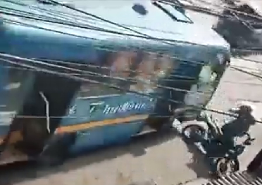 Bus del Sitp embistió a dos agentes de la Sijin El pasado 4 de noviembre se viralizó un video en el que un conductor del Sitp arrolla a dos motociclistas. En su momento se creyó que eran presuntos fleteros, sin embargo, ya se confirmó que se trataría de dos agentes de la Sijin.
